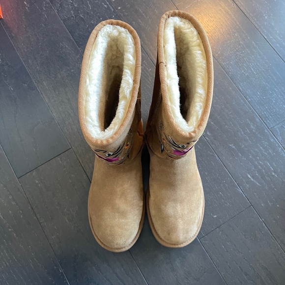 UGG Juliette Classic Tall Boot Womens 9 Chestnut Brown Suede Floral Embroidery - Picture 5 of 11